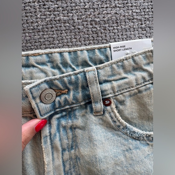 Brand new Zara High-Rise Curved Denim Shorts – Size US 4 / EUR 36 - Picture 2 of 9